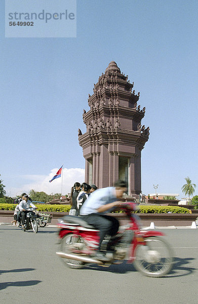 Motorradfahrer in Phnom Penh  Kambodscha  Südostasien