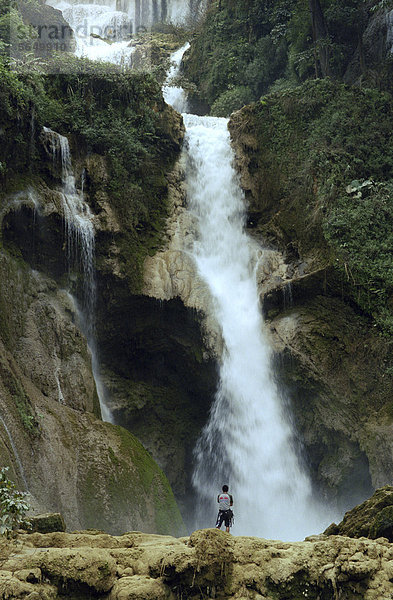 Die Kuang-Si-Wasserfälle bei Luang Prabang  Laos  Südostasien