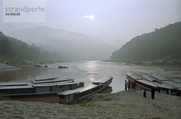 Transportboote am frühen Morgen am Mekong in Pakbeng  Laos  Südostasien