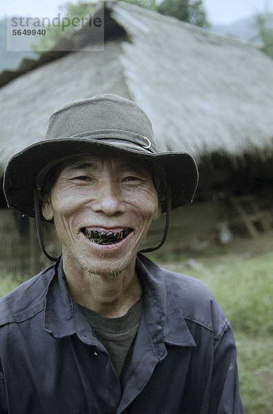 Lachender Bergdorfbewohner in der Nähe von Chiang Mai  Thailand  Asien