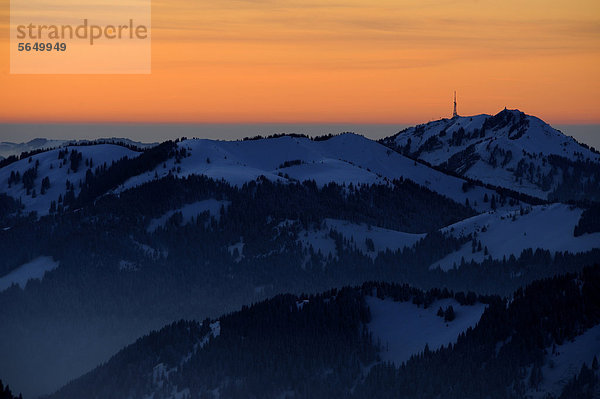 Berggipfel mit Sender mit Nebelmeer bei Sonnuntergang  Pfronten  Allgäu  Bayern  Deutschland  Europa