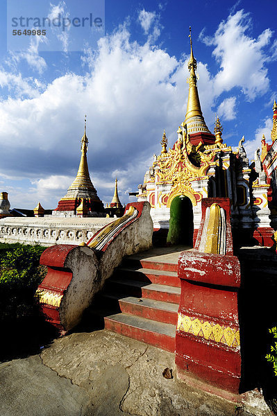Tempel  Pagoden in Nyaungshwe am Inle-See  Birma  Burma  Myanmar  Südostasien  Asien