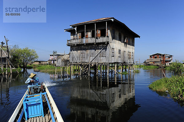 Bootsfahrt durch ein schwimmendes Dorf am Inle-See  Birma  Burma  Myanmar  Südostasien  Asien