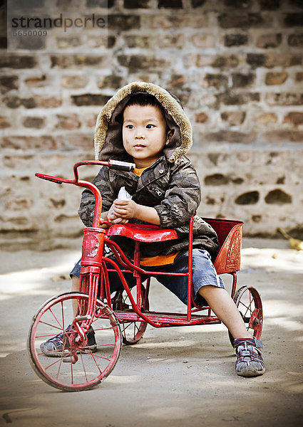 Kleiner Junge mit Dreirad in Yangon  Birma  Burma  Myanmar  Südostasien  Asien