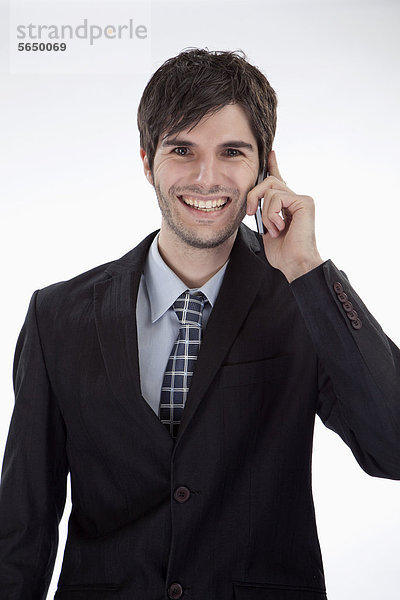 Geschäftsmann mit Handy  lächelnd  Portrait