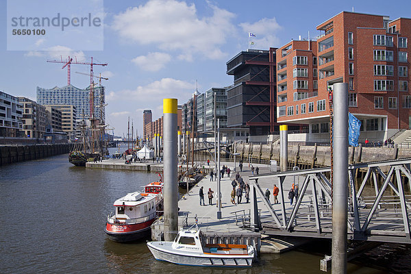 Sandtorkai mit Elbphilharmonie  Hafencity  Hamburg  Deutschland  Europa  ÖffentlicherGrund