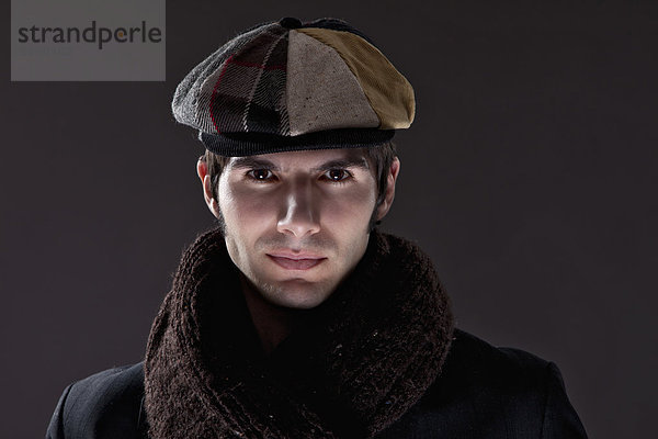 Junger Mann mit Schal und Mütze  Portrait