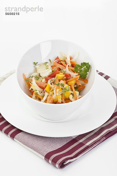 Salat in Schüssel mit Teller auf Serviette