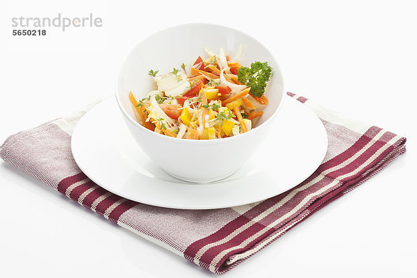 Salat in Schüssel mit Teller auf Serviette