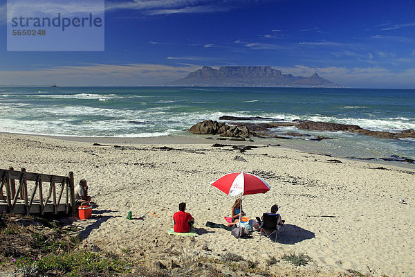 Urlauber am Strand  Bloubergstrand  hinten der Tafelberg  Kapstadt  Südafrika  Afrika