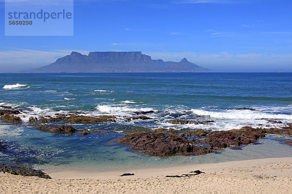 Strand  Bloubergstrand  hinten der Tafelberg  Kapstadt  Südafrika  Afrika