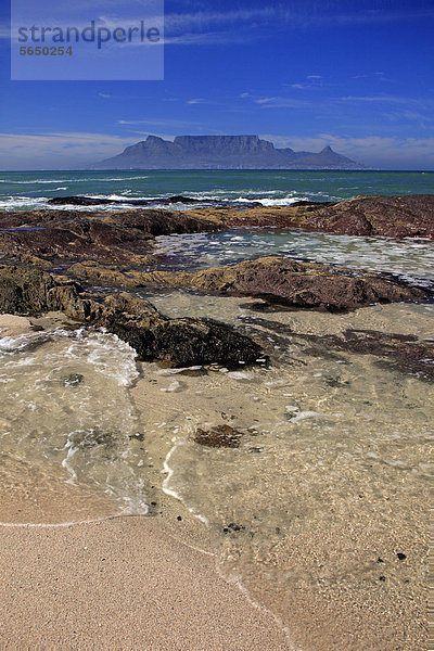 Strand  Bloubergstrand  hinten der Tafelberg  Kapstadt  Südafrika  Afrika