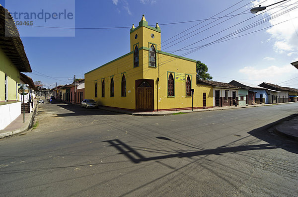 Eine Straßenkreuzung mit der Kirche Cristiana Jesus es mi paz in Granada  spanische Gründung von 1524  Nicaragua  Mittelamerika