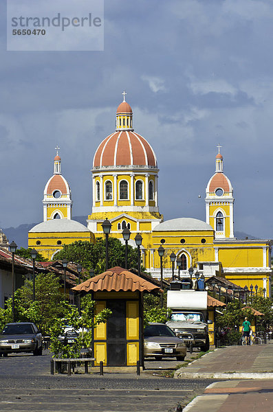 Calle la Calzada  Hauptstraße  hinten Kathedrale von Granada  Granada  Nicaragua  Zentralamerika