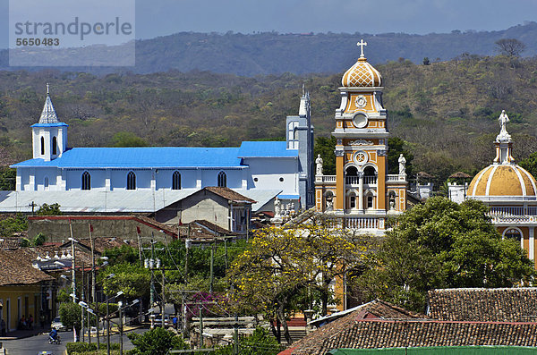 Der Blick vom Turm der Kirche Iglesia de La Merced zur Iglesia MarÌa Auxiliadora und der Iglesia de Xalteva  Granada  spanische Gründung von 1524  Nicaragua  Mittelamerika