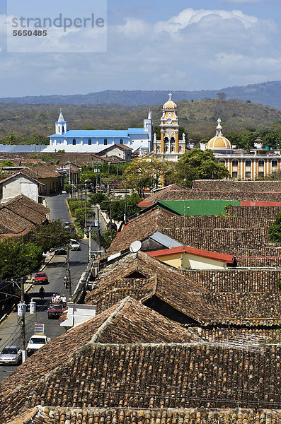 Der Blick vom Turm der Kirche Iglesia de La Merced über die Dächer zur Iglesia MarÌa Auxiliadora und der Iglesia de Xalteva  Granada  spanische Gründung von 1524  Nicaragua  Mittelamerika