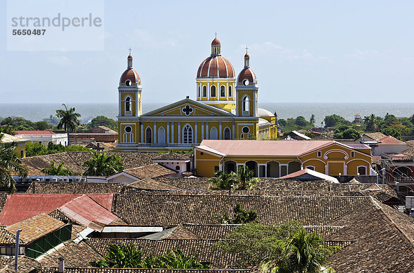 Blick vom Turm der Kirche Iglesia de La Merced über die Dächer zur Kathedrale vor dem Nicaraguasee  Granada  spanische Gründung von 1524  Nicaragua  Mittelamerika
