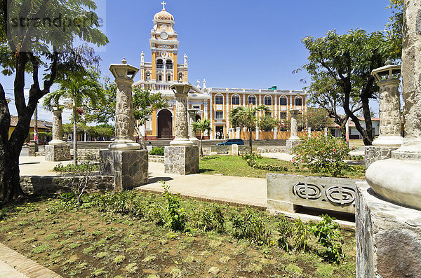 Die Iglesia de Xalteva mit Park Xalteva im Vordergrund  Granada  spanische Gründung von 1524  Nicaragua  Mittelamerika