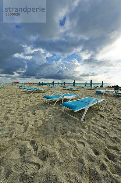 Strand und Strandliegen am South Beach  Miami  Florida  USA