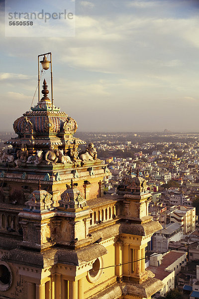 Asien  Indien  Tamil Nadu  Blick auf den Tempel mit Trichy City