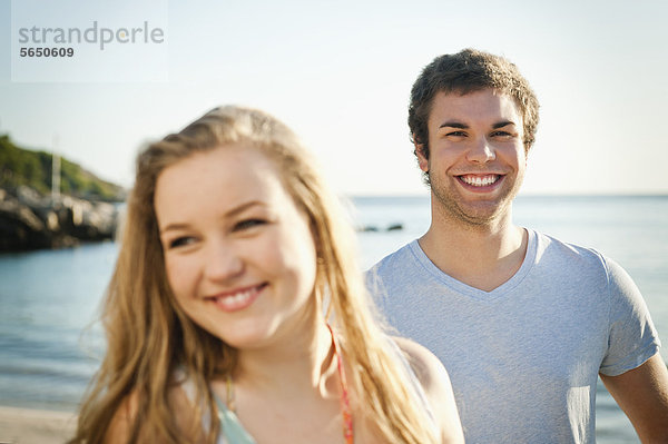 Spanien  Mallorca  Paar am Strand  lächelnd