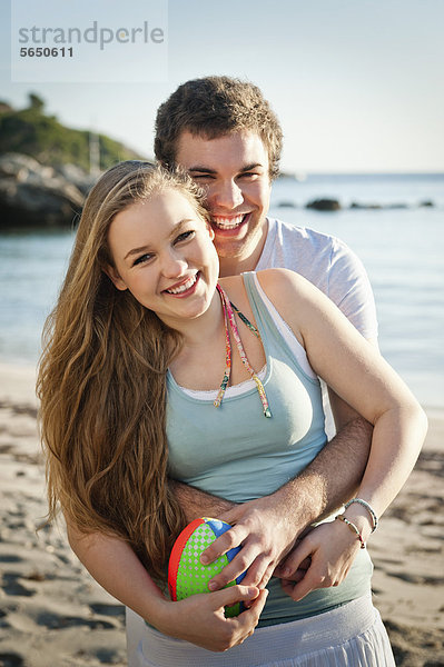 Spanien  Mallorca  Paar am Strand  lächelnd  Portrait