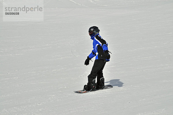 Elfjähriger Snowboarder  Fellhorn  Oberstdorf  Allgäuer Alpen  Oberallgäu  Bayern  Deutschland  Europa  ÖffentlicherGrund
