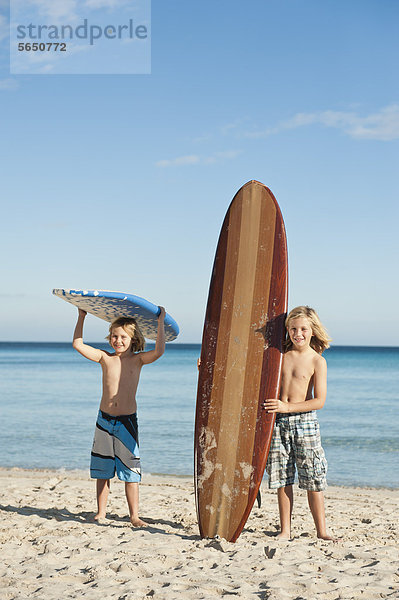 Spanien  Mallorca  Kinder mit Surfbrett am Strand