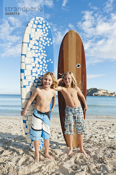 Spanien  Mallorca  Kinder mit Surfbrett am Strand