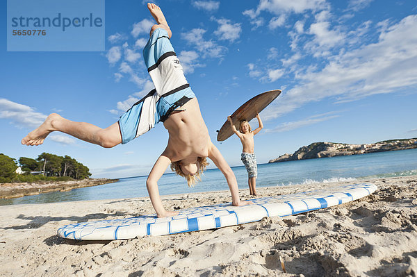 Spanien  Mallorca  Kinder spielen am Strand