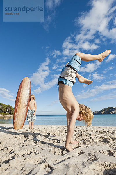 Spanien  Mallorca  Kinder spielen am Strand