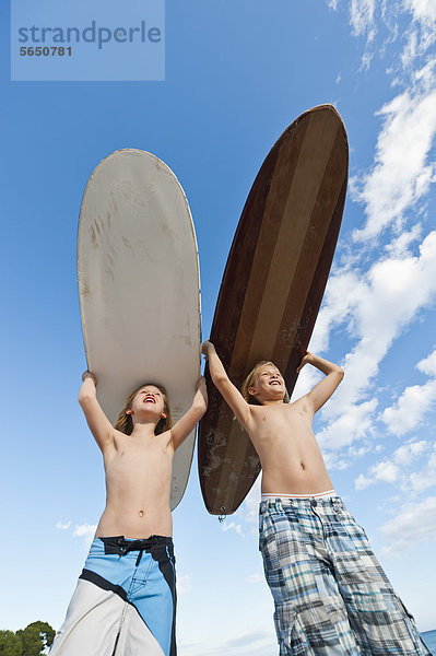 Spanien  Mallorca  Kinder mit Surfbrett am Strand