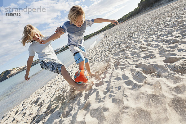 Spanien  Mallorca  Kinder spielen Fußball am Strand