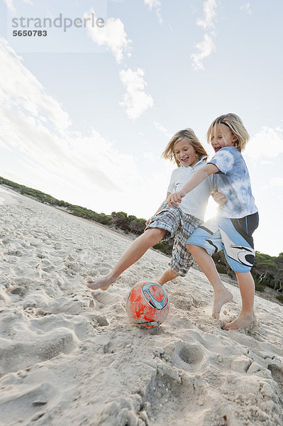 Spanien  Mallorca  Kinder spielen Fußball am Strand