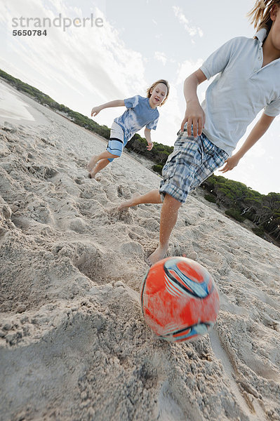 Spanien  Mallorca  Kinder spielen Fußball am Strand