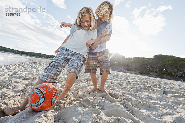 Spanien  Mallorca  Kinder spielen Fußball am Strand