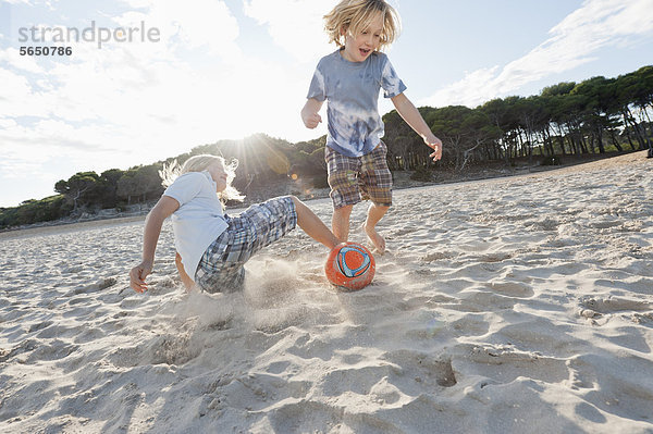 Spanien  Mallorca  Kinder spielen Fußball am Strand