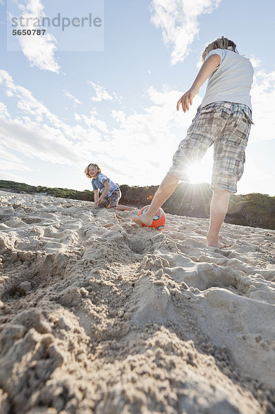 Spanien  Mallorca  Kinder spielen Fußball am Strand