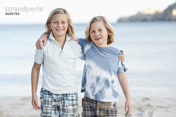 Spanien  Mallorca  Kinder am Strand  lächeln  Portrait