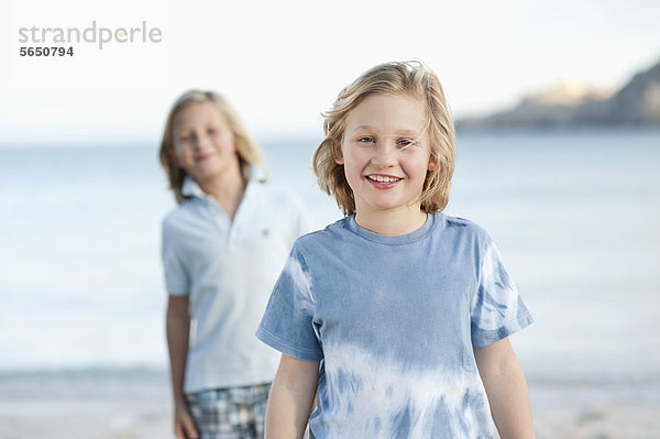 Spanien  Mallorca  Kinder am Strand  lächeln  Portrait