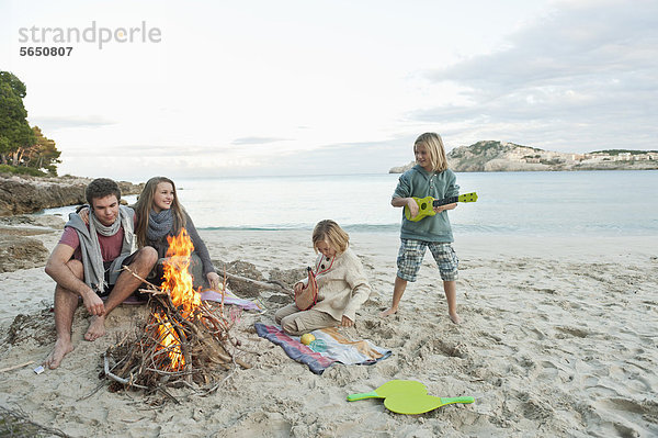Spanien  Mallorca  Freunde am Lagerfeuer am Strand