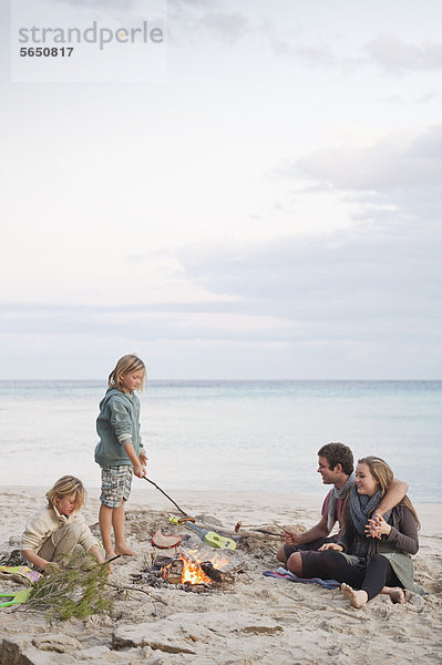 Spanien  Mallorca  Freunde am Lagerfeuer am Strand