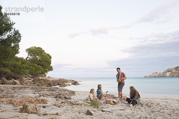 Spanien  Mallorca  Freunde am Lagerfeuer am Strand