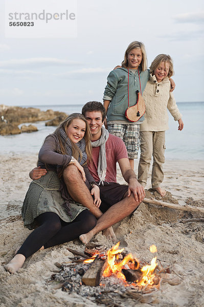 Spanien  Mallorca  Freunde am Lagerfeuer am Strand