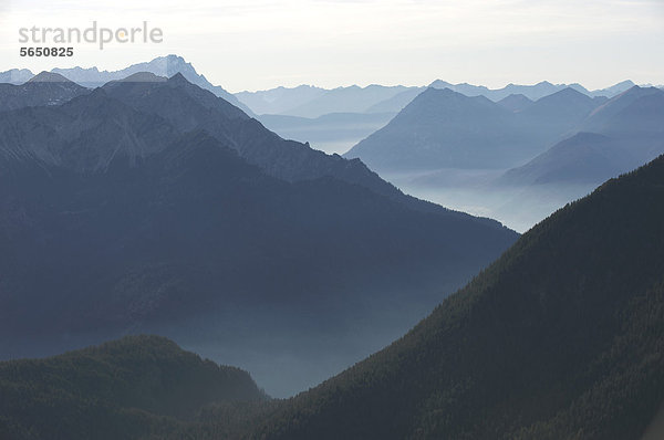 Deutschland  Bayern  Region Walchensee  Blick auf die nebligen bayerischen Alpen