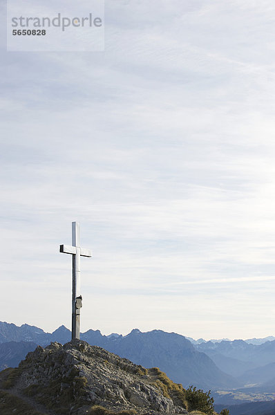 Deutschland  Bayern  Blick auf Gipfelkreuz mit Bergen