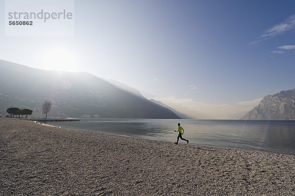 Italien  Reife Männer joggen am Gardasee