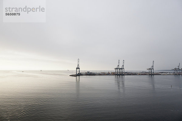 Dänemark  Aarhus  Blick auf den Hafen bei Dämmerung