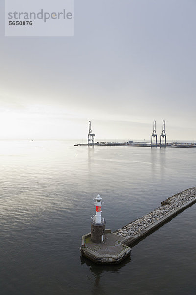 Dänemark  Aarhus  Blick auf Leuchtturm und Hafeneinfahrt bei Dämmerung