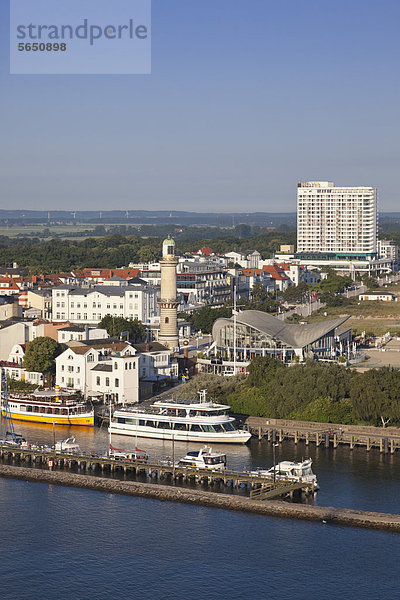 Deutschland  Rostock  Altstadtansicht mit Leuchtturm